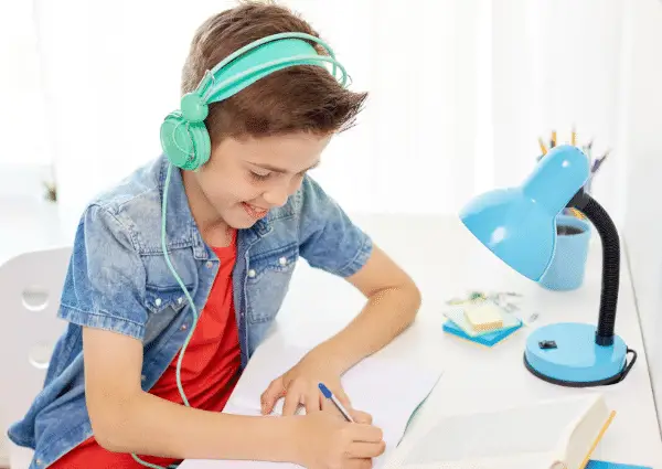 помогает ли прослушивание музыки учащимся в учебе