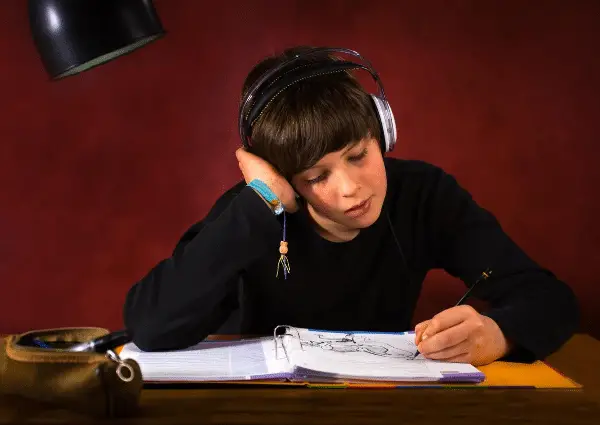 Помогает ли прослушивание музыки учащимся в учебе?